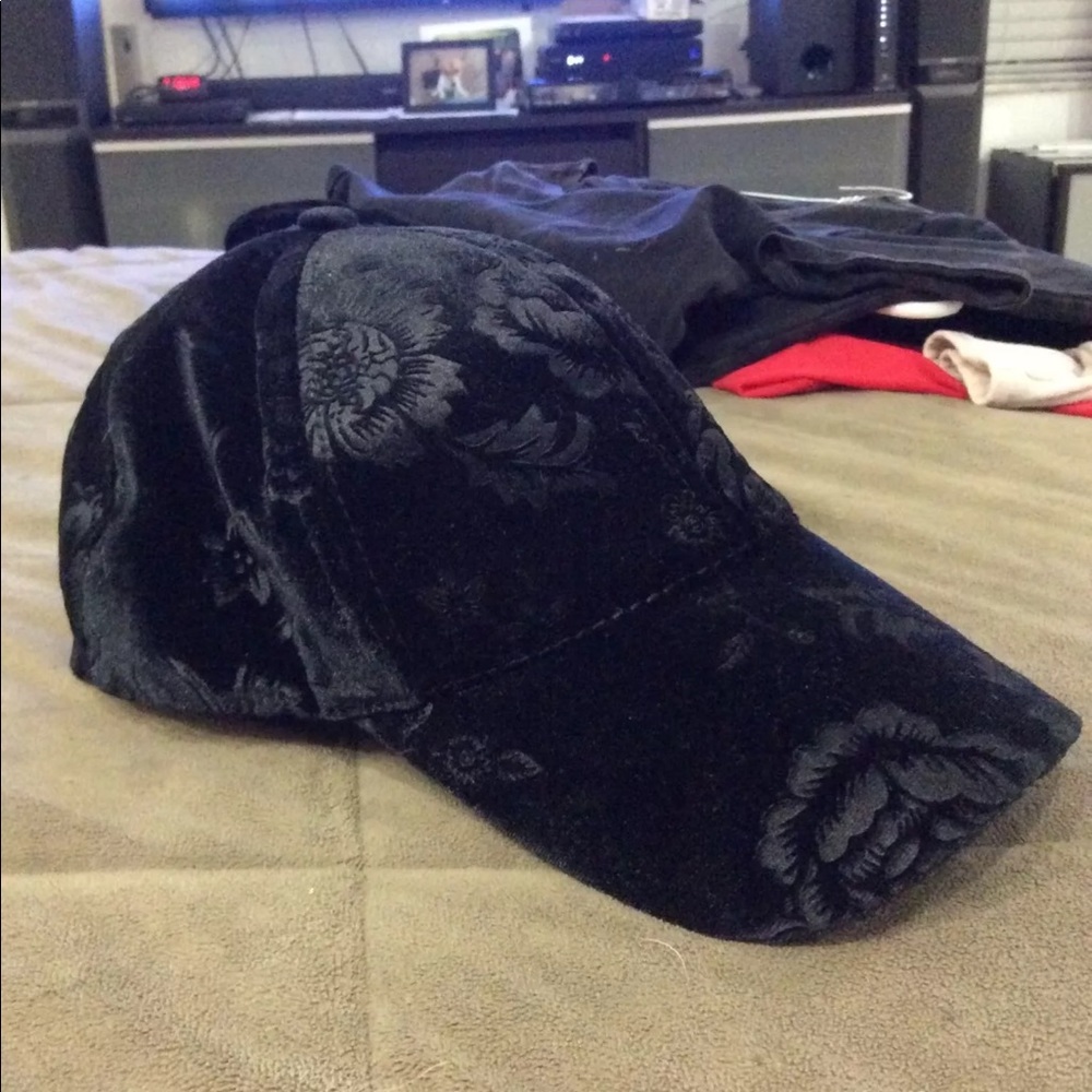 Never worn Black/Black, Velour-look SnapBack Cap